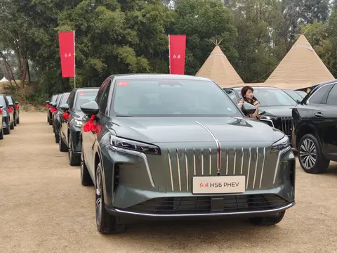 万人交付仪式落地成都站，红旗HS6 PHEV凭什么圈粉？